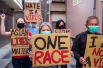 Етнічні активісти з я не вірус і один расовий напис на плакатах під час зупинки азіатського руху ненависті в місті — стокове фото