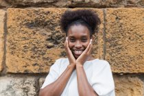Портрет привлекательной афроамериканской женщины, стоящей в историческом районе города в теплый весенний день и смотрящей в камеру — стоковое фото