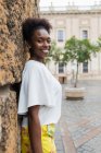 Портрет привабливої афроамериканської жінки, що стоїть в історичному районі міста в теплий день весни і дивиться на камеру — стокове фото