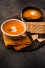 Вкусные тарелки сливочного тыквенного супа видны сверху — стоковое фото