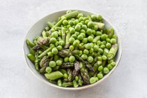 Délicieuse assiette de gnocchis aux asperges vertes — Photo de stock