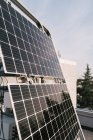 Painel fotovoltaico moderno instalado na estação de agricultura de energia solar sob o céu azul no dia ensolarado — Fotografia de Stock