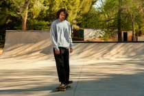 Jeune homme en skateboard dans un skatepark urbain — Photo de stock