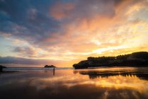 Unerkennbarer Mann genießt an einem Sommertag einen Sonnenuntergang am Meer — Stockfoto