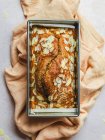 Blick von oben auf köstlichen Kuchen mit süßen Mandelflocken im Metallbacken von Serviette auf den Tisch gelegt — Stockfoto