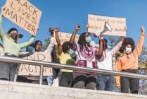 Снизу толпы многорасовых протестующих с плакатами и мегафоном, стоящих на улице во время протестов черных жизней, имеют значение — стоковое фото