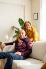 Positives Paar mittleren Alters, das Spaß im Wohnzimmer hat, während es Zeit zu Hause zusammen verbringt — Stockfoto