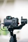 Zeitgenössische Digitalkamera mit Einstellrad und Sucher über dem Display auf unscharfem Hintergrund — Stockfoto