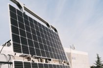 Сучасна фотоелектрична панель, встановлена на сонячній електростанції під блакитним небом в сонячний день — стокове фото