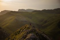Сверху анонимный турист на вершине скалы над горной долиной в Испании — стоковое фото