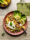 Vista dall'alto di ceci appetitosi con burrata e verdure ed erbe assortite servite in tavola — Foto stock