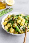 Delizioso piatto di gnocchi con asparagi verdi — Foto stock