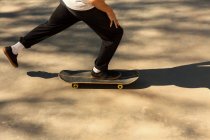 Gambe da skateboarder in movimento — Foto stock