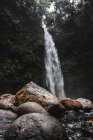 Vista incrível de cascata poderosa caindo de penhasco áspero no parque tropical — Fotografia de Stock