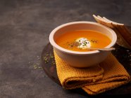 Deliciosos pratos de sopa de abóbora cremosa vista de cima — Fotografia de Stock