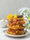 Haufen süßer französischer Toastbrot mit Honig, serviert auf Teller zum Frühstück in der Küche — Stockfoto