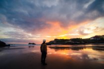Unrecognizable man enjoying a sunset by the sea on a summer day — Stock Photo