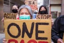 Ethnische Aktivisten mit Ich bin kein Virus und einer Rasse Inschriften auf Plakaten während Stop asiatischen Hassbewegung in der Stadt — Stockfoto