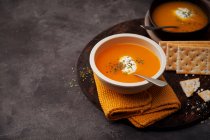 Deliciosos pratos de sopa de abóbora cremosa vista de cima — Fotografia de Stock