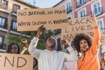 Толпа многонациональных людей с черной жизнью имеет смысл плакат протеста вместе на городской улице против расовой дискриминации — стоковое фото