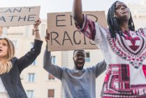 Низкий угол африканской американки, протестующей с плакатами во время демонстрации черной жизни имеет значение в городе — стоковое фото