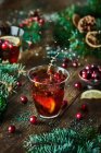 Draufsicht auf Gläser mit Preiselbeeren mit Zitrone neben Weihnachtsdekoration — Stockfoto