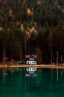 Landschaft mit See und Siedlungsreflexion über die Herbstsaison in den Dolomiten, Italien — Stockfoto