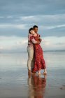 Couple aimant tout en passant la journée d'été ensemble sur le bord de la mer — Photo de stock