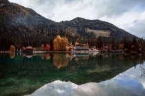 Пейзаж з озером і рефлексія поселень осіннього сезону в Доломітах, Італія. — стокове фото