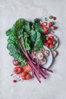 Verschiedenes frisches Gemüse und Obst von oben auf einem weißen Tisch — Stockfoto