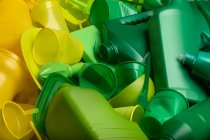 Fondo de diversos paquetes de plástico de colores - foto de stock