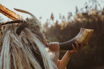 Шаман призывает духов на церемонию в лесу — стоковое фото