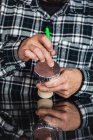 Обрезанные неузнаваемые руки мужчины готовят миску для кальяна в ночном клубе — стоковое фото