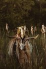 Шаман призывает духов на церемонию в лесу — стоковое фото