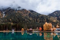 Paisagem com lago e assentamento reflexão sobre a temporada de outono em Dolomitas, Itália — Fotografia de Stock