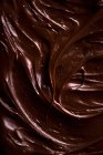 De cima fundo com tentador marrom pasta com sabor de chocolate para espalhar no pão — Fotografia de Stock