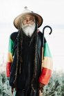 Porträt des alten Rastafari mit Dreadlocks, der in die Kamera blickt, in der Natur mit weißem Hintergrund — Stockfoto