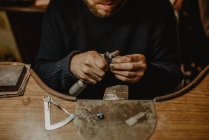 Joalheiro usando máquina de polimento profissional na bancada enquanto faz anel de metal na oficina — Fotografia de Stock