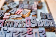 Set di lettere e numeri in metallo squallido letterpress collocati in scatola di legno in tipografia — Foto stock