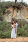 Щаслива різноманітна наречена і наречена, що стоїть в лісі на день весілля — стокове фото
