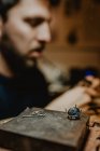 Невпізнаваний ювелір з використанням професійної полірувальної машини на верстаті при виготовленні металевого кільця в майстерні — стокове фото