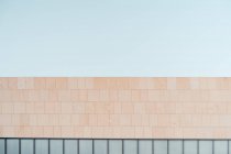 Внешний дизайн современной бетонной конструкции с геометрическими угловыми стенами против голубого неба — стоковое фото