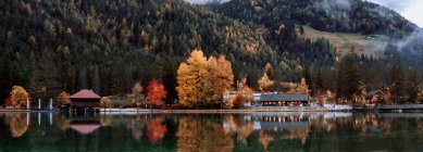 Paisaje con lago y reflexión sobre la temporada de otoño en Dolomitas, Italia - foto de stock