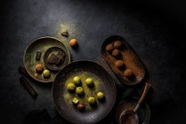 Overhead großen Teller mit grünem Trüffel Matcha und Teller mit braunen Trüffelbällchen mit Puder und Sieb und Schokoladenstücken — Stockfoto