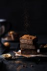 Composizione di piccola pila di gustosi tagli di brownie dolci con polvere su sfondo nero — Foto stock