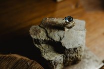 Вид збоку деталі кільця з дорогоцінним камінням — стокове фото