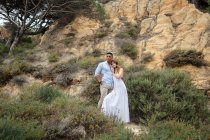 Різноманітна наречена і наречена, що стоїть в лісі в день весілля — стокове фото