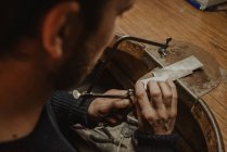 Unbekannter Goldschmied schneidet bei Schmuckherstellung in Werkstatt mit Säge Metall — Stockfoto