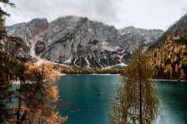 Herbstliche Aussichten auf den Pragser Lago in den Dolomiten — Stockfoto