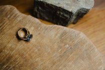 Вид сбоку на деталь кольца с драгоценным камнем — стоковое фото